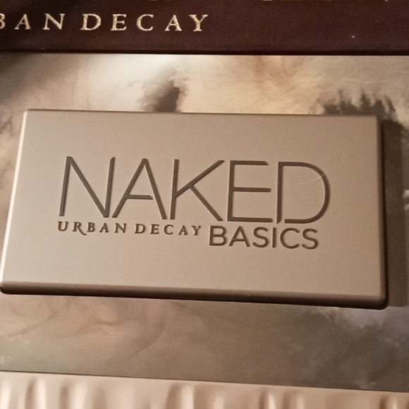 URBAN DECAY NAKED EYESHADOW VAULT - Picture 7 of 13